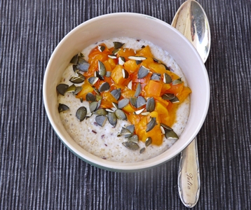 Veganes Frühstück: Haferkleie-Porridge mit Kardamom, Leinsamen, Vanille-Aprikosen und Kürbiskernen