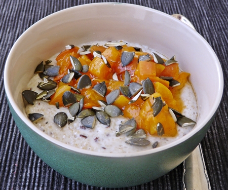 Veganes Frühstück: Haferkleie-Porridge mit Vanille-Aprikosen und Kürbiskernen