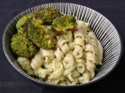 Nudeln mit cremiger Brokkolisoße und geröstetem Brokkoli