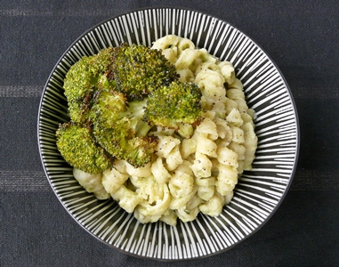 Nudeln mit veganer, cremiger Brokkoli-Soße und im Ofen geröstetem Brokkoli