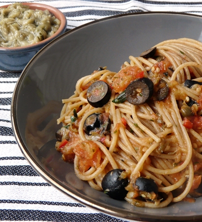 Vegane Spaghetti alla puttanesca mit veganen Sardellen aus Auberginen