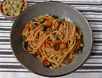 Vegane Spaghetti alla puttanesca mit veganen Sardellen aus Auberginen, Oliven, Kapern und Chili