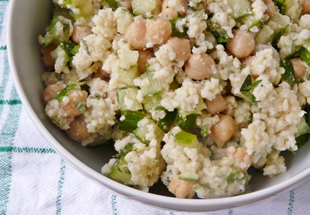Veganer Hirse-Salat mit Salatgurke, Kichererbsen, Minze und Petersilie