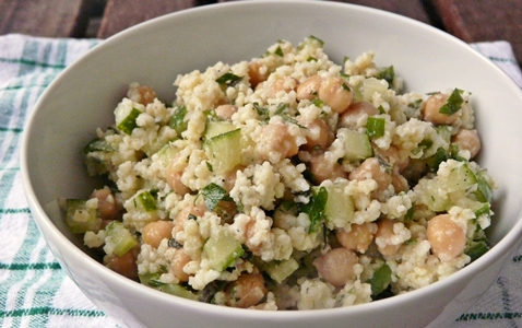 Veganer Hirse-Salat mit Gurke, Kichererbsen, Minze und glatter Petersilie