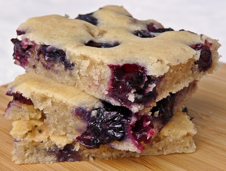 Vegane Blondies mit Heidelbeeren und weißer Schokolade