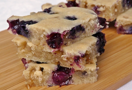 Saftige, vegane Blondies mit Heidelbeeren und weißer Schokolade