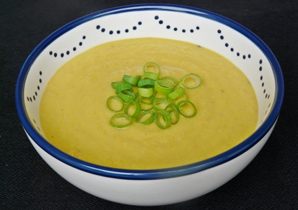 Einfache, vegane Mais-Zucchini-Suppe