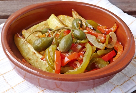 Knusprige Kartoffelecken und veganes Paprika-Gemüse mit Tomaten, Zwiebeln und Kapern aus dem Ofen