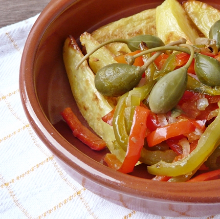 Kartoffelecken und veganes Paprika-Gemüse mit Tomaten, Zwiebeln und Kapern aus dem Ofen