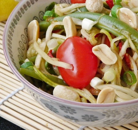 Som Tam aus regionalen Zutaten: veganer Rohkostsalat mit Brokkolistrunk, Gurke, Buschbohnen und Kirschtomaten