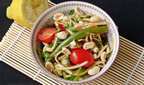 Som Tam aus regionalen Zutaten: veganer Rohkostsalat mit Brokkolistiel, Gurke, Buschbohnen und Kirschtomaten