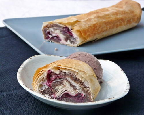veganer Brombeer-Haselnuss-Strudel