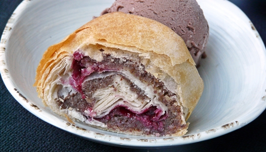 Einfacher, veganer Brombeer-Haselnuss-Strudel