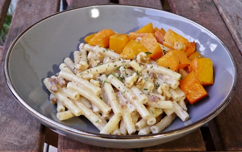 Vegane Herbstpasta: Mini-Maccaroni mit Feigen-Walnuss-Pesto und geröstetem Muskatkürbis