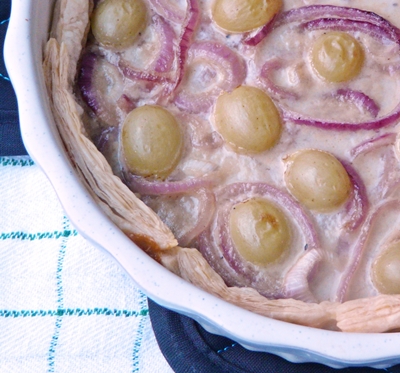 Schnelle, vegane Quiche mit Weintrauben, roten Zwiebeln und Blätterteigboden