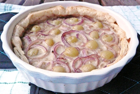 Einfache, vegane Quiche mit Weintrauben, roten Zwiebeln und Blätterteigboden