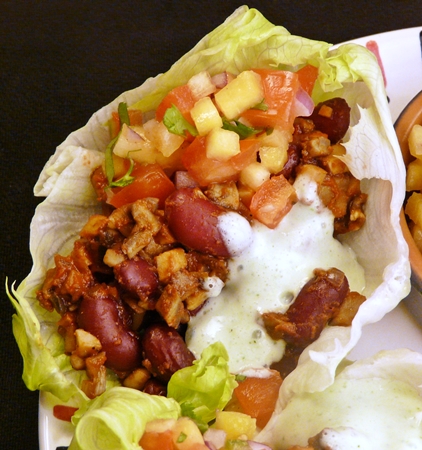 Vegane Salat-Taco-Schalen mit einer Füllung aus Champignons und Kidney-Bohnen, Koriander-Joghurt und selbstgemachter Salsa