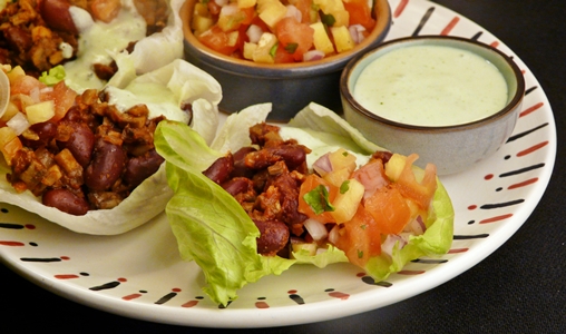 Vegane Salat-Taco-Schalen mit einer Füllung aus Pilzen und Kidney-Bohnen, Koriander-Joghurt und selbstgemachter Salsa