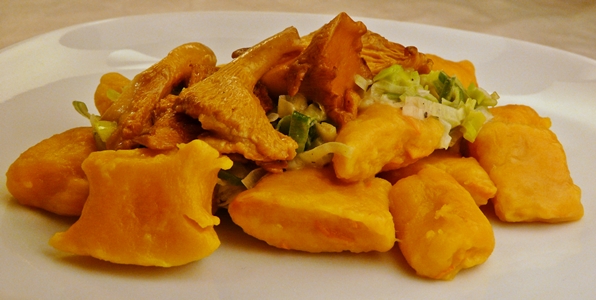 Selbstgemachte vegane Kürbis-Gnocchi mit cremiger Lauch-Soße und Pfifferlingen