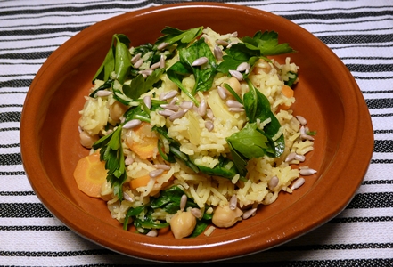 Veganer Pilaw mit Karotten, Spinat, Kichererbsen, Petersilie und Sonnenblumenkernen