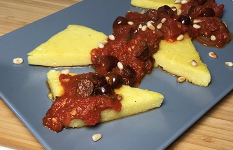 Gebratene, vegane Polenta-Schnitten mit Tomaten-Oliven-Soße