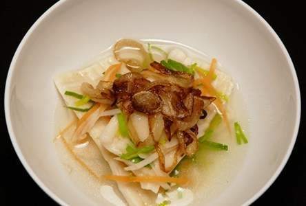 Vegane Maultaschen mit Kartoffel-Lauch-Füllung mit Brühe, Gemüsejulienne und Schmorzwiebeln