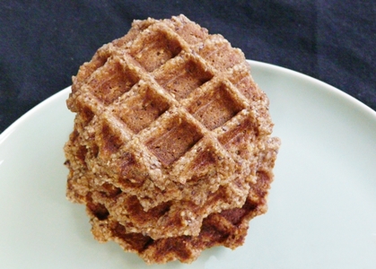 Vegane Frühstücks-Waffeln mit Getreideflocken, Walnüssen und Leinsamen