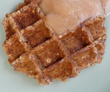 Vegane Frühstücks-Waffeln mit Getreideflocken, Walnüssen, Apfelmus und Leinsamen