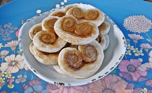 Einfache, vegane Schweinsöhrchen mit Zimt-Zucker und Apfelgelee