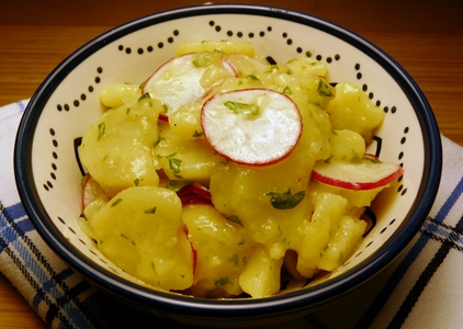 Veganer Kartoffelsalat mit Radieschen, Radieschenblättern/Radieschengrün und Leinöl