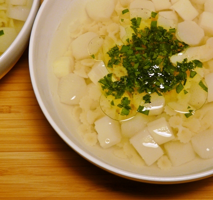 Vegane, klare Spargelsuppe mit Farfalline und Bärlauch-Öl