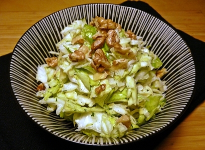 Spitzkohl-Salat mit veganem Hanfsamen-Dressing, Dill und Walnüssen