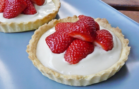 Vegane Tartelettes aus Mürbeteig mit Erdbeeren und Ganache aus weißer Schokolade