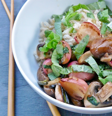 Vegane Teriyaki-Pfanne mit Radieschen, Champignons und Frühlingszwiebeln - ohne Haushaltszucker
