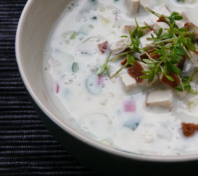 Vegane Okroschka: russische Sommersuppe mit Kartoffeln, Gurke, Radieschen, Frühlingszwiebeln, Räuchertofu und Sojajoghurt
