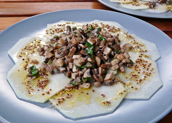 Veganes Sommergericht: Kohlrabi-Carpaccio mit Champignon-Salat und Dijonsenf-Dressing