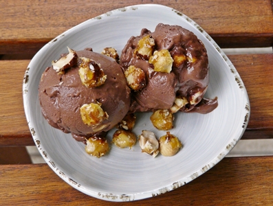 Bacio-Eis: veganes Schokoladen-Haselnusseis mit karamellisierten Haselnüssen
