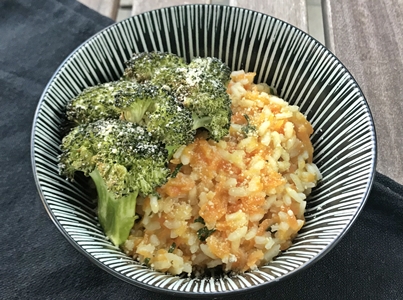 Veganes Karottenrisotto mit Salbei, geröstetem Brokkoli und selbstgemachtem, veganem Parmesan