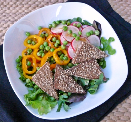 Bunter Sommersalat mit paniertem Sesam-Tofu, Radieschen, Paprika und Erbsen-Ingwer-Dressing