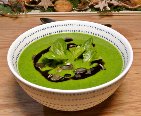 Vegane, winterliche Feldsalatsuppe - sämig und würzig, mit Kürbiskernen und Kürbiskernöl