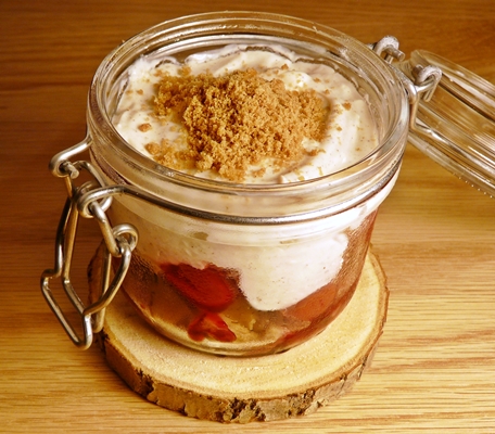 Veganes Kirsch-Spekulatius-Tiramisu mit einer Creme aus Sojajoghurt
