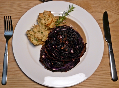 Veganes Weihnachtsmenü: Gebackene Rotkohlsteaks, luftige Semmelknödel aus dem Ofen und Maronencremesoße