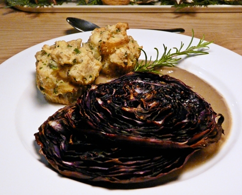 Veganes Weihnachtsmenü: Gebackene Rotkohlsteaks, Semmelknödel aus dem Ofen und Maronencremesoße