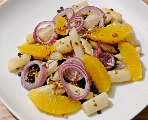 Veganer, warmer Salat: Schwarzwurzeln und rote Zwiebeln aus dem Ofen, Belugalinsen, Orangenfilets, fruchtiges Dressing mit Senf