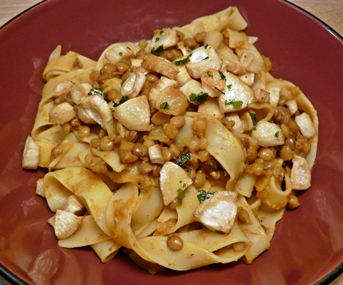 Veganes Winterrezept: Nudeln, Linsensoße, Petersilienwurzel