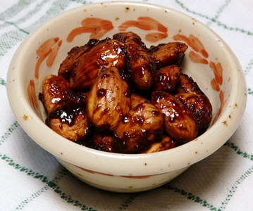 Süß-pikante Gewürzmandeln (vegan) mit Dattelsirup, Chili, geräuchertem Paprikapulver, Thymian (ohne Haushaltszucker)