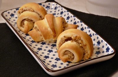 Vegane Walnusshörnchen aus Hefeteig