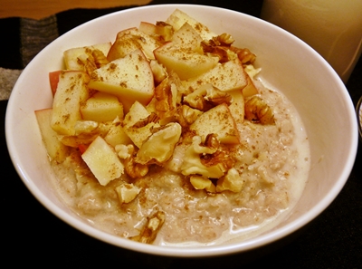 Veganes Walnussporridge mit Walnussmilch, Zimt und Apfel