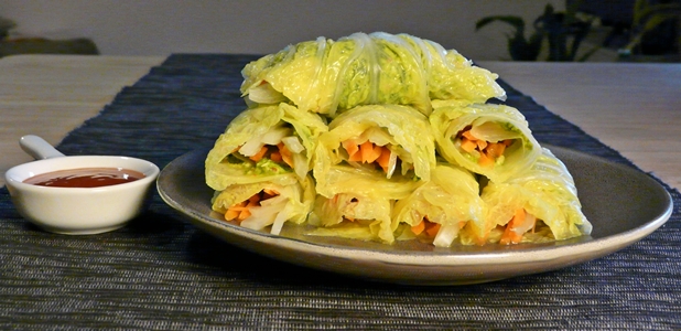 Veganes Fingerfood: Chinakohlröllchen mit Erdnusskorianderpesto und Möhren
