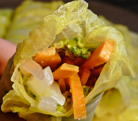 Veganes Fingerfood: Chinakohlröllchen mit Erdnusskorianderpesto und Karotten